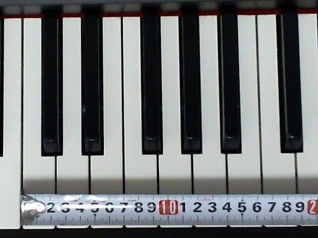 ピアノの鍵盤のサイズ　ドの左端からシの右端までが約165ミリ（16.5センチ）
